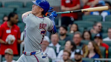 Brett Baty, de los Mets de Nueva York, sigue el vuelo de la pelota de su grand slam contra los Bravos de Atlanta durante la primera entrada del juego de béisbol de Grandes Ligas, el lunes 10 de agosto de 2026, en Atlanta. (AP Foto/Erik S. Lesser)