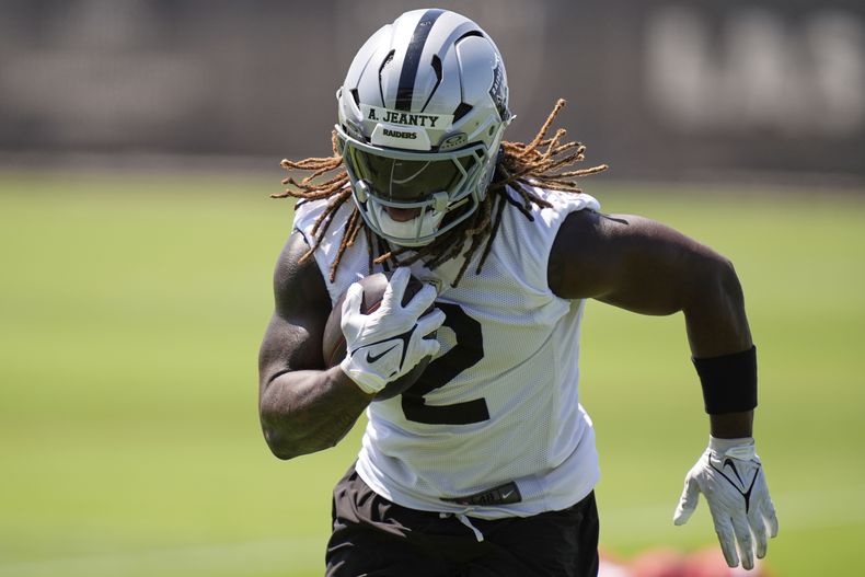 ARCHIVO - Ashton Jeanty, de los Raiders de Las Vegas, corre en una práctica el miércoles 4 de junio de 2025 (AP Foto/John Locher, archivo)