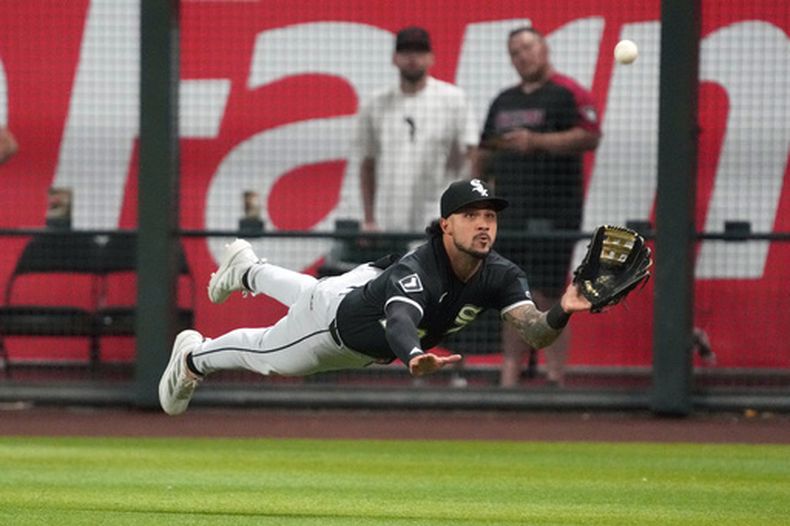 El venezolano Everson Pereira, de los Medias Blancas de Chicago, se lanza por una pelota en el juego del martes 21 de abril de 2026 ante los Diamondbacks de Arizona (AP Foto/Rick Scuteri)