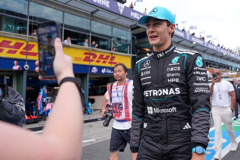 El piloto británico de Mercedes George Russell camina por el pit lane tras ganar la sesión de calificación para el Gran Premio de Australia de Fórmula Uno, en Albert Park, Melbourne, Australia, el 7 de marzo de 2026. (AP Foto/Asanka Brendon Ratnayake)