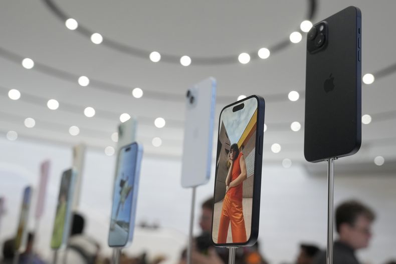 Teléfonos iPhone 15 exhibidos en el campus de Apple en Cupertino, California, el 12 de septiembre de 2023. (Foto AP/Jeff Chiu, archivo)