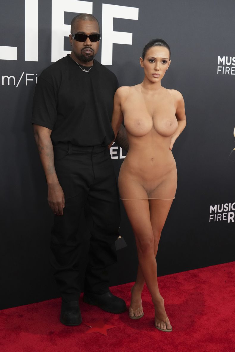 NOTA DE EDS: DESNUDEZ - Kanye West, izquierda, y Bianca Censori llegan a la 67ª entrega anual de los premios Grammy el domingo 2 de febrero de 2025 en Los Ángeles. (Foto Jordan Strauss/Invision/AP)