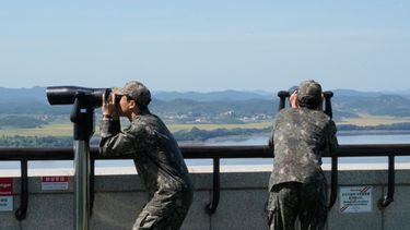 Soldados surcoreanos observan territorio norcoreano desde el Puesto de Observación de Unificación, el miércoles 16 de septiembre de 2026, en Paju, Corea del Sur. (AP Foto/Ahn Young-joon)