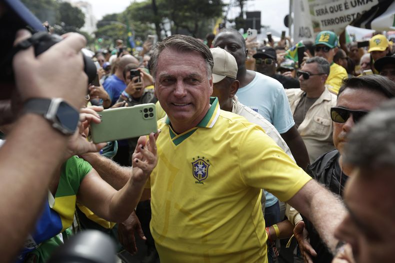 El expresidente de Brasil, Jair Bolsonaro, llega a un marcha en apoyo a una propuesta para otorgar amnistía a los detenidos por irrumpir en los edificios de gobierno como parte de un supuesto golpe de Estado en 2023, el 16 de marzo de 2025, en Río de Janeiro. (AP Foto/Bruna Prado)