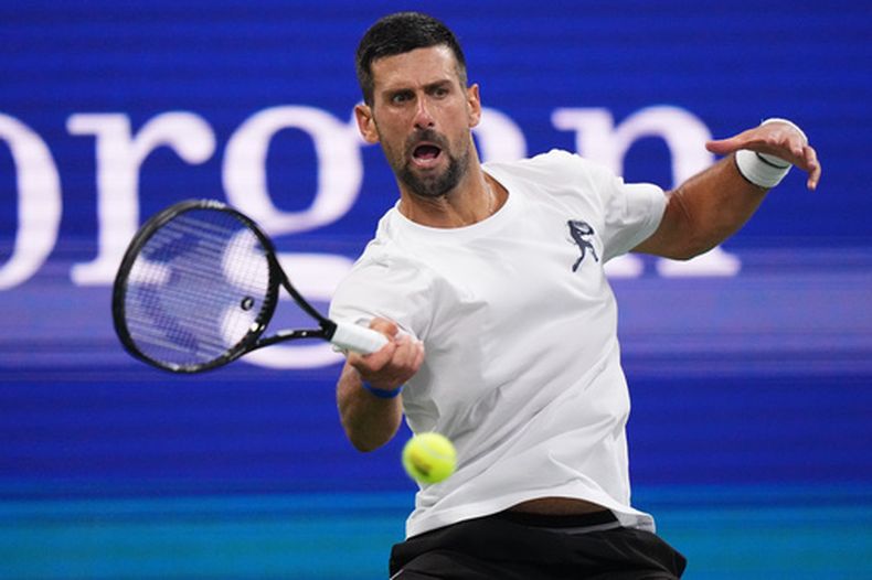 El serbio Novak Djokovic regresa una bola en la sesión de entrenamiento ante el canadiense Denis Shapovalov el jueves 27 de agosto del 2026. (AP Foto/Frank Franklin II)