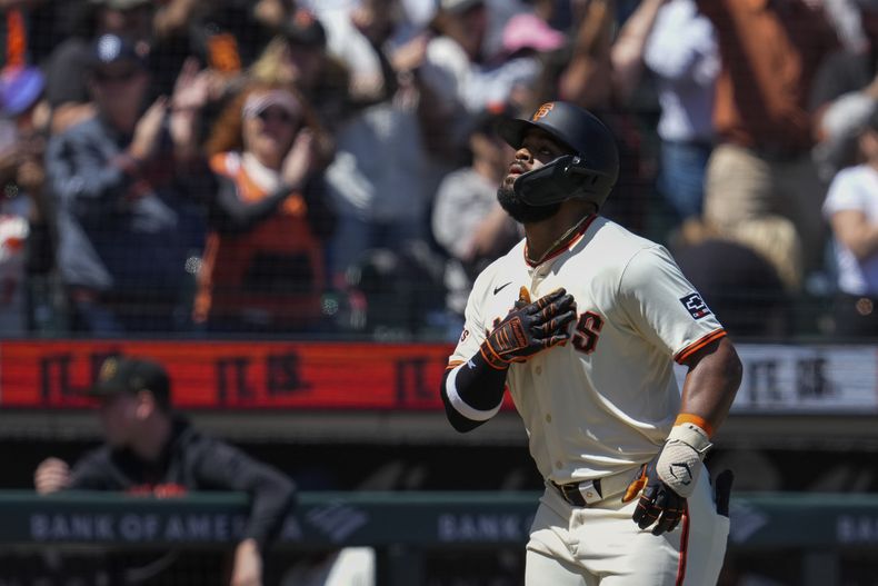 Heliot Ramos, de los Gigantes de San Francisco, recorre las bases después de batear jonrón solitario en contra de los Rockies de Colorado durante la sexta entrada del juego de béisbol del domingo 19 de mayo de 2024, en San Francisco. (AP Foto/Godofredo A. Vásquez)