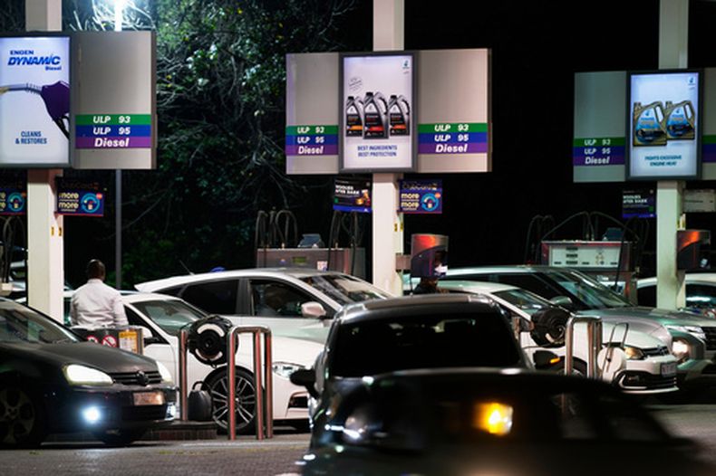 Personas hacen fila para comprar combustible en una gasolinera, en Johannesburgo, Sudáfrica, el martes 31 de marzo de 2026. (AP Foto/Themba Hadebe)