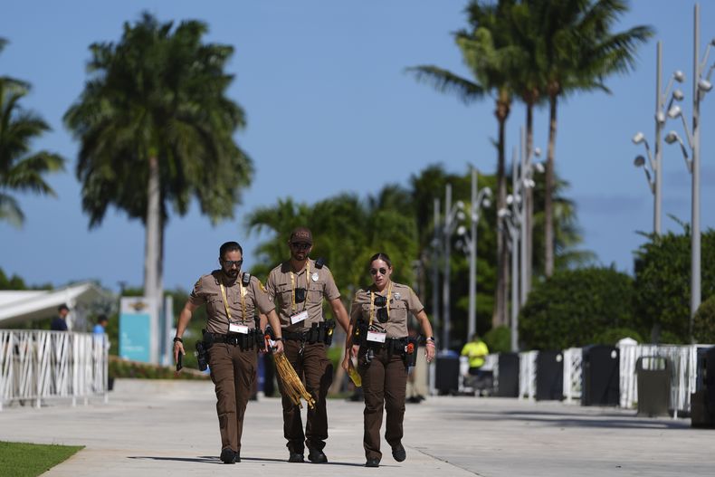 Policías caminan afuera del estadio Hard Rock antes del encuentro del Grupo de la Copa Mundial de Clubes entre el Inter Miami y Al Ahly el sábado 14 de junio del 2025. (AP Foto/Rebecca Blackwell)