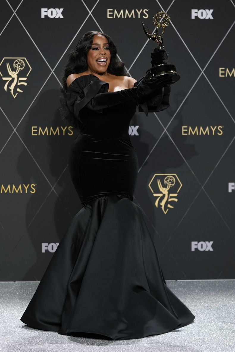 Niecy Nash-Betts, ganadora del premio a mejor actriz de reparto en una serie limitada, antología o película para la televisión por Dahmer – Monster: The Jeffrey Dahmer Story, posa en la sala de prensa de la 75a edición de los Premios Emmy el lunes 15 de enero de 2024 en el Teatro Peacock de Los Ángeles. (Foto AP/Ashley Landis)