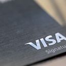 ARCHIVO - Esta fotografía de archivo del 11 de agosto de 2019 muestra el logotipo de Visa en una tarjeta de crédito en Nueva Orleans. (AP Foto/Jenny Kane, archivo)
