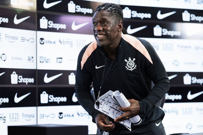Clarence Seedorf tras la rueda de prensa en la que se le presentó como nuevo técnico del club brasileño Corinthians, el miércoles 14 de octubre de 2025, en Sao Paulo. (AP Foto/Ettore Chiereguini)