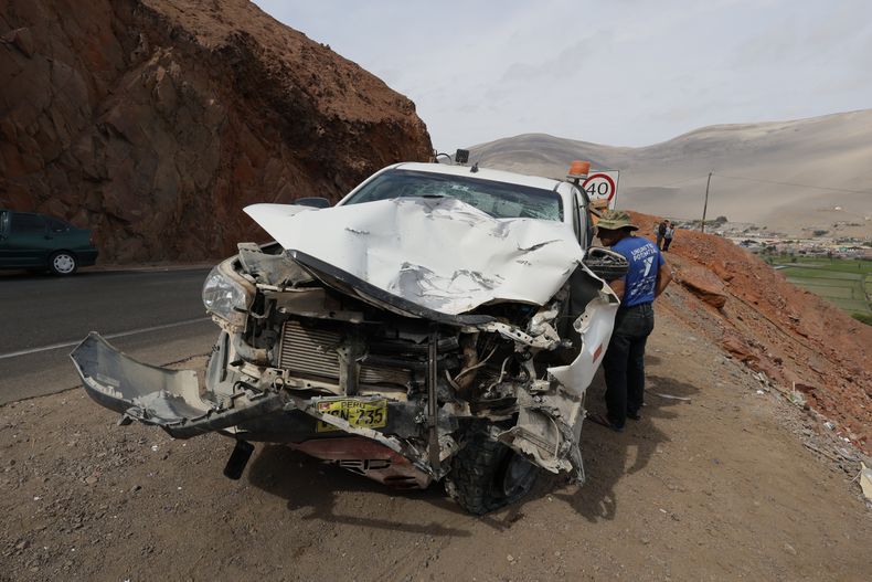 Un hombre inspecciona un vehículo tras su mortal choque con un autobús de pasajeros en Arequipa, Perú, el miércoles 12 de noviembre de 2025. (Foto AP/ Kiara Tapia)