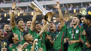 Los jugadores de México celebran con el trofeo tras ganar la Copa Oro de la CONCACAF al vencer en la final a Panamá, el domingo 16 de julio de 2023, en in Inglewood, California. (AP Foto/Ashley Landis)