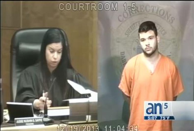 Regresan a corte dos sospechosos de haber robado decenas de regalos de navidad en la zona de los Hammocks.