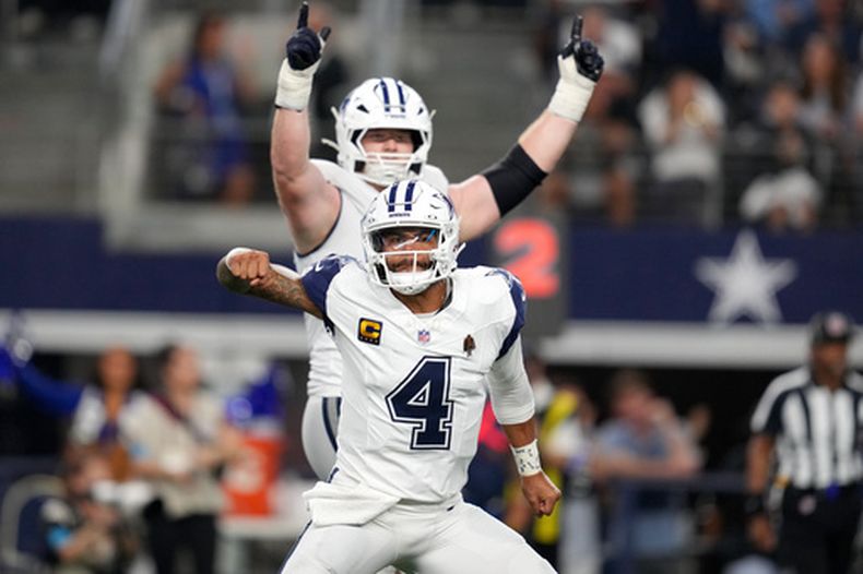 Dak Prescott (4), quarterback de los Cowboys de Dallas, celebra después de lanzar un pase de touchdown frente a los Commanders de Washington en la segunda mitad del partido de la NFL del domingo 20 de septiembre de 2026, en Arlington, Texas. (AP Foto/Tony Gutierrez)
