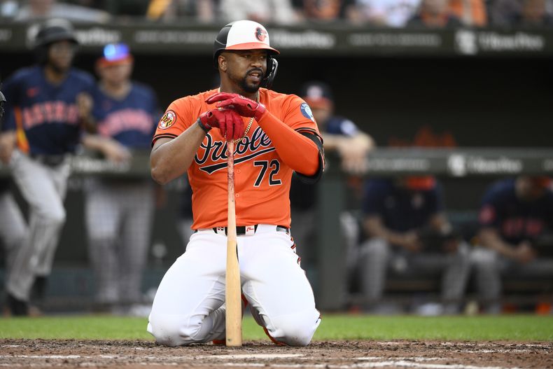 El dominicano de los Orioles de Baltimore Eloy Jimenez observa después de que casi lo golpean con un lanzamiento del relevista de los Astros de Houston Caleb Ferguson en el encuentro del sábado 24 de agosto del 2024. (AP Foto/Nick Wass, Archivo)