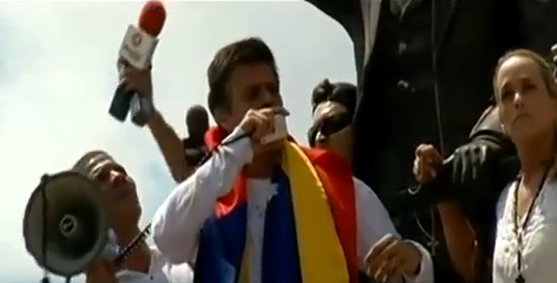 El líder opositor venezolano Leopoldo López comparece desde esta mañana en un Tribunal de Justicia en Caracas que decidirá si activa o no un juicio en su contra.