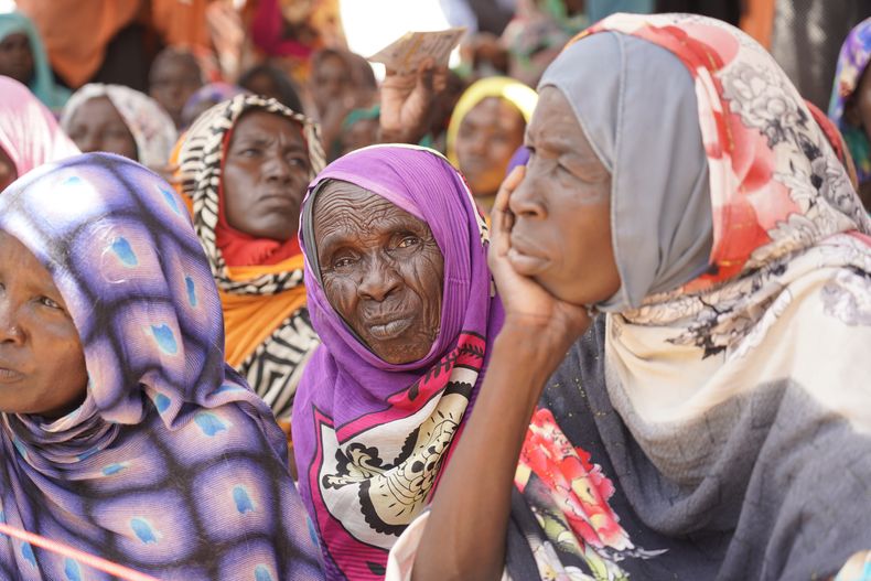 En esta imagen, tomada en septembre de 2022 y distribuida por el Programa Mundial de Alimentos, se muestra a desplazados internos en el campo de ZamZam, en El Fasher, en el estado de Darfur Norte, Sudán. (Leni Kinzli/WFP vía AP)