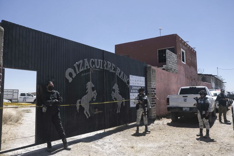 La policía monta guardia frente a la entrada del Rancho Izaguirre, donde se descubrieron restos óseos, el jueves 13 de marzo de 2025, en Teuchitlán, Jalisco. (Foto AP/Alejandra Leyva)