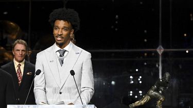 El quarterback Jayden Daniels de LSU tras ganar el Trofeo Heisman como el mejor jugador del fútbol americano universitario del año, el sábado 9 de diciembre de 2023, en Nueva York. (Todd Van Emst/Pool Foto vía AP)