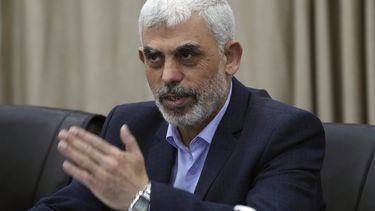 Yahya Sinwar, líder de Hamás en Gaza, saluda a sus simpatizantes durante un encuentro de dirigentes de facciones palestinas, el miércoles 13 de abril de 2022, en Ciudad de Gaza, Franja de Gaza. (AP Foto/Adel Hana)