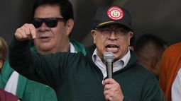 El presidente colombiano, Gustavo Petro, se dirige a los asistentes a la marcha por el Día Internacional de los Trabajadores en Bogotá, Colombia, el miércoles 1 de mayo de 2024. El lunes 3 de junio, Petro recibió el “Gran Collar del Estado de Palestina” en reconocimiento por su “defensa de los palestinos”. (AP Foto/Fernando Vergara).