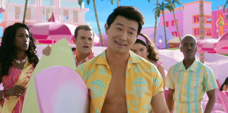 En esta imagen proporcionada por Warner Bros. Pictures, Issa Rae, de izquierda a derecha, Scott Evans, Simu Liu, Emma Mackey y Ncuti Gatwa en una escena de Barbie. (Warner Bros. Pictures vía AP)