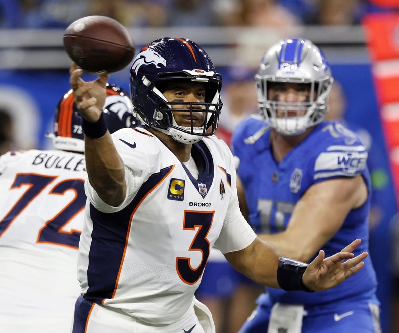 ARCHIVO - Russell Wilson (3), quarterback de los Broncos de Denver, lanza el balón durante la primera mitad de un partido de la NFL en contra de los Lions de Detroit el 16 de diciembre de 2023. Los Broncos le dijeron a Wilson el lunes 4 de marzo de 2024 que lo van a dejar en libertad la próxima semana, 18 meses después de firmarlo por una extensión de contrato de cinco años y 242 millones de dólares. (AP Foto/Duane Burleson, Archivo)