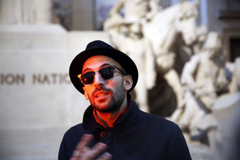 El artista callejero y fot&oacute;grafo franc&eacute;s JR habla con la prensa en el Pante&oacute;n, Par&iacute;s, martes 25 de febrero de 2014. La c&uacute;pula del Pante&oacute;n, donde reposan 72 franceses _y una mujer_ prominentes ser&aacute; renovada.