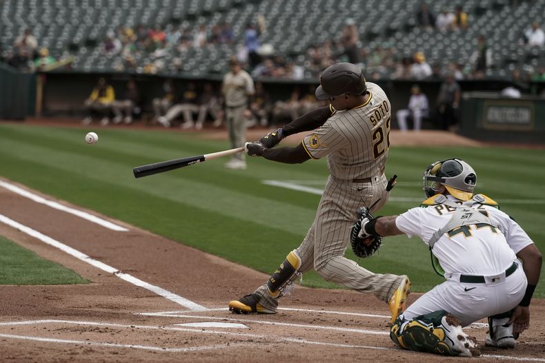 El dominicano Juan Soto, de los Padres de San Diego, batea un elevado de sacrificio ante los Atléticos de Oakland, el sábado 16 de septiembre de 2023 (AP Foto/Godofredo A. Vásquez)