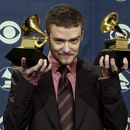 ARCHIVO - Justin Timberlake con los premios a mejor interpretación pop vocal masculina y mejor álbum pop vocal en la 46a entrega anual de los Grammy el 8 de febrero de 2004, en Los Ángeles. (Foto AP/Reed Saxon, archivo)