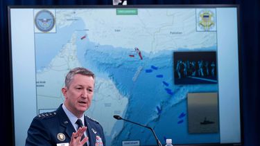 El presidente del Estado Mayor Conjunto de Estados Unidos, general Dan Caine, le habla a la prensa en el Pentágono en Washington el 16 de abril del 2026. (AP foto/Kevin Wolf)