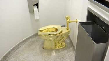 El retrete de oro de 18 quilates, parte de una obra de arte llamada America, del artista italiano Maurizio Cattelan, en el Museo Guggenheim de Nueva York, el 16 de septiembre de 2016. Foto tomada de video. (Foto AP)