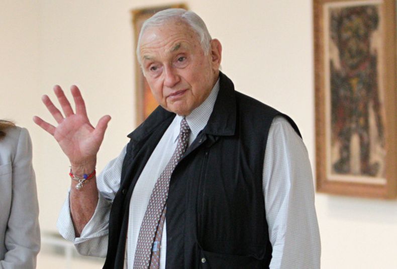 El entonces CEO de L Brands Les Wexner en una exhibición en el Centro Wexner de Arte en Columbus, Ohio, el 19 de septiembre del 2014. (AP foto/Jay LaPrete)