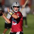 ARCHIVO - Fernando Mendoza, quarterback de los Raiders de Las Vegas, participa en un entrenamiento el miércoles 10 de junio de 2026 en Henderson, Nevada (AP Foto/John Locher)