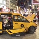 Foto tomada de video suministrado por Aron Ranen que muestra al taxi que atropelló a personas en Nueva York el 25 de diciembre del 2024. (Aron Ranen via AP)