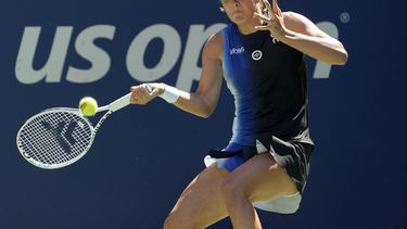 La polaca Iga Swiatek devuelve ante la eslovena Kaja Juvan durante la tercera ronda del US Open, el viernes 1 de septiembre de 2023, en Nueva York. (AP Foto/Mary Altaffer)