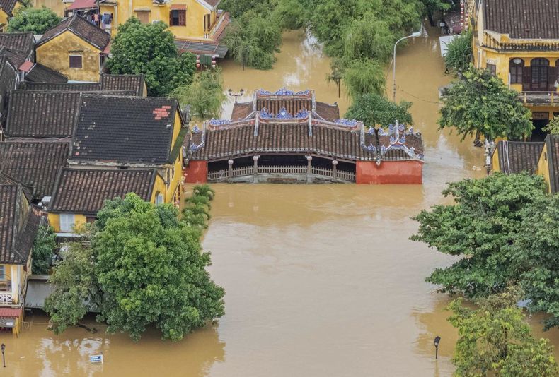 Casas inundadas en la ciudad antigua de Hoi An, en Vietnam, el jueves 30 de octubre de 2025. (Phan Anh Dung/VNA via AP)