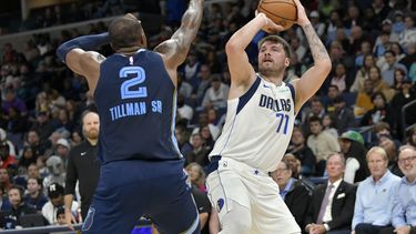 Luka Doncic (77), de los Mavericks de Dallas, dispara ante la presión de Xavier Tillman (2), de los Grizzlies de Memphis, en la segunda mitad del juego de baloncesto de la NBA, el lunes 30 de octubre de 2023, en Memphis, Tennessee. (AP Foto/Brandon Dill)