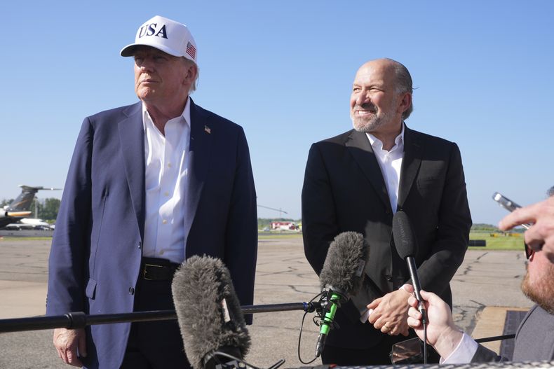 El presidente Donald Trump (izq) con el secretario de Comercio Howard Lutnick antes de abordar el Air Force One en el Aeropuerto Municipal de Morristown en Nueva Jersey el 6 de julio del 2025. (AP foto/Jacquelyn Martin)