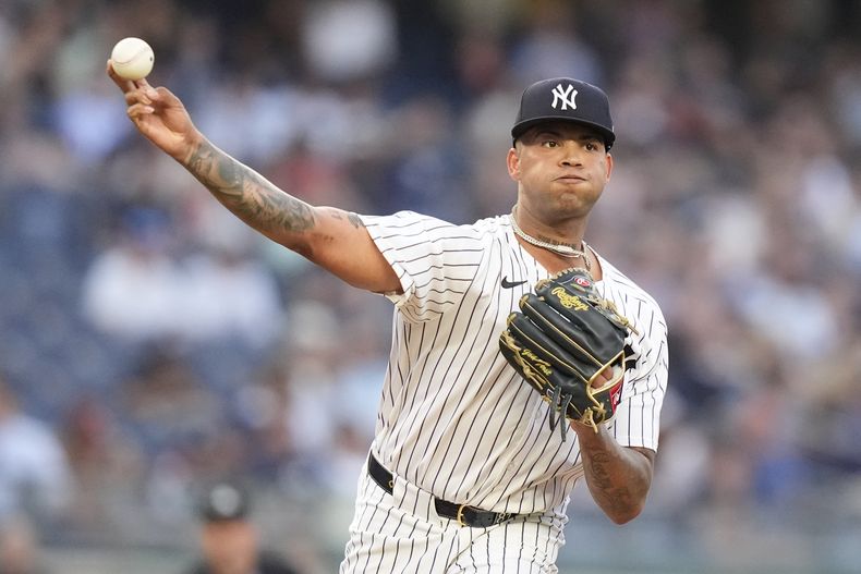 El abridor de los Yankees de Nueva York, el dominicano Luis Gil intenta lanzar un out contra Royce Lewis de los Mellizos de Minnesota en el juego del martes 4 de junio del 2024. (AP Foto/Frank Franklin II)