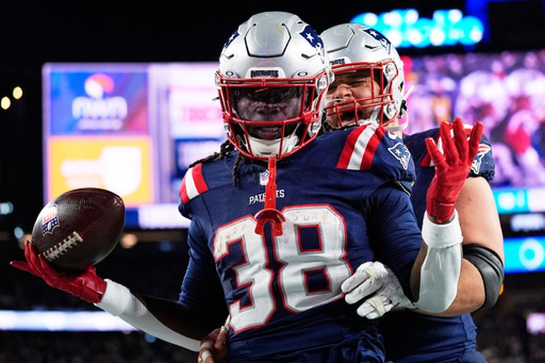Rhamondre Stevenson, running back de los Patriots de Nueva Inglaterra, celebra después de anotar un touchdown durante la segunda mitad del partido de la NFL en contra de los Dolphins de Miami, el domingo 4 de enero de 2026, en Foxborough, Massachusetts. (AP Foto/Robert F. Bukaty)