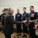 ARCHIVO - El presidente ruso Vladímir Putin, izquierda, brinda con militares en su finca Novo-Ogaryovo, ubicada en las afueras de Moscú, el 1 de enero de 2024. (Gavriil Grigorov, Sputnik, Kremlin Pool Photo via AP, archivo)