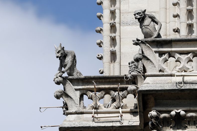 ARCHIVO - Gárgolas preservadas de la catedral de Notre-Dame de París el 17 de abril de 2019 en París. (AP Foto/Thibault Camus, Archivo)
