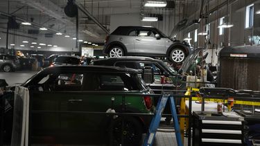 ARCHIVO – Autos Cooper en el área de servicio de un concesionario de Mini, el 3 de noviembre de 2022, en Highlands Ranch, Colorado. (AP Foto/David Zalubowski, Archivo)