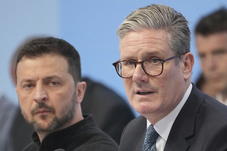 El primer ministro británico, Keir Starmer, a la derecha, habla durante la primera sesión plenaria con el presidente de Ucrania, Volodymyr Zelenskyy, a la izquierda, de la cumbre de la Comunidad Política Europea en el palacio de Blenheim, Woodstock, Inglaterra, el jueves 18 de julio de 2024. (AP Foto/Kin Cheung, Pool)