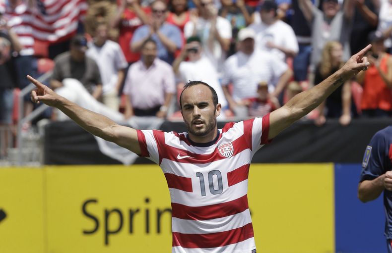 Landon Donovan festeja su gol de penal ante Cuba en un partido de la Copa de Oro de la CONCACAF el 13 de julio del 2013. Donovan se despedir&aacute; de la selecci&oacute;n de Estados Unidos ante Ecuador, en el que ser&aacute; su part&iacute;do n&uacute;me