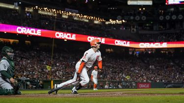 Mike Yastrzemski de los Gigantes de San Francisco observa su doblete productivo ante los Atléticos de Oakland durante el octavo episodio del juego en San Francisco. Martes 25 de julio de 2023. (AP Foto/Godofredo A. Vásquez)