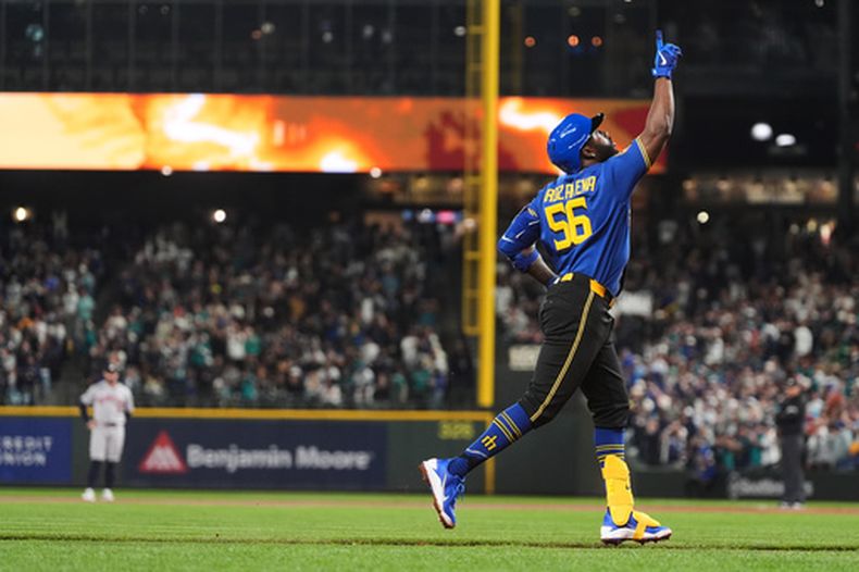 El mexicano Randy Arozarena, de los Marineros de Seattle, recorre las bases luego de conseguir un jonrón de dos carreras el viernes 10 de abril de 2026, ante los Astros de Houston (AP Foto/Lindsey Wasson)