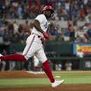 Adolis García, de los Rangers de Texas, trota alrededor de las bases después de batear un cuadrangular solitario en la parte baja de la séptima entrada, en el juego de béisbol en contra de los Astros de Houston, en Arlington, Texas, el lunes 3 de julio de 2023. (AP Foto/Emil T. Lippe)